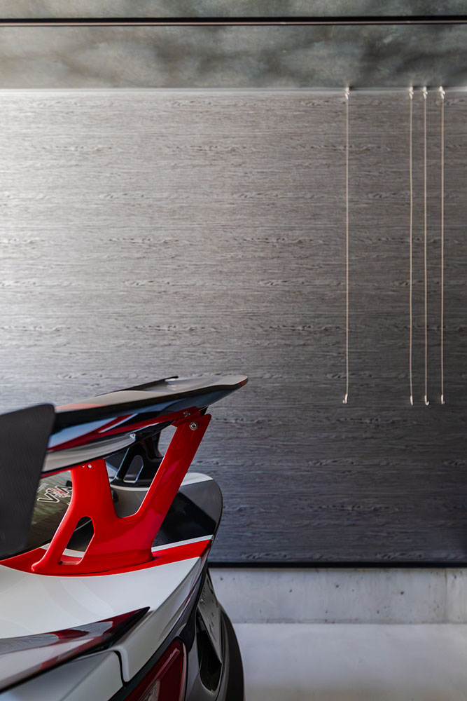 ガレージ壁面に彩りを添えるピクチャーレール