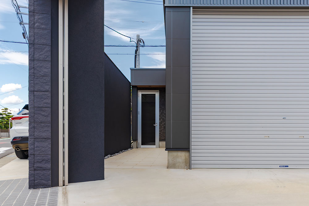 B棟の端に設置された共用トイレ