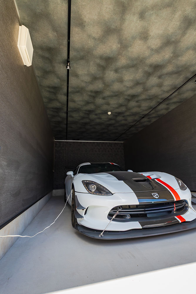 シックなグレー内装のガレージ