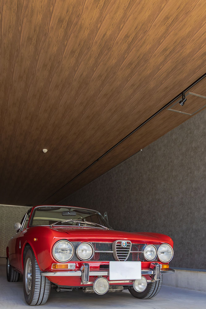 木目とブラウンの内装のガレージ