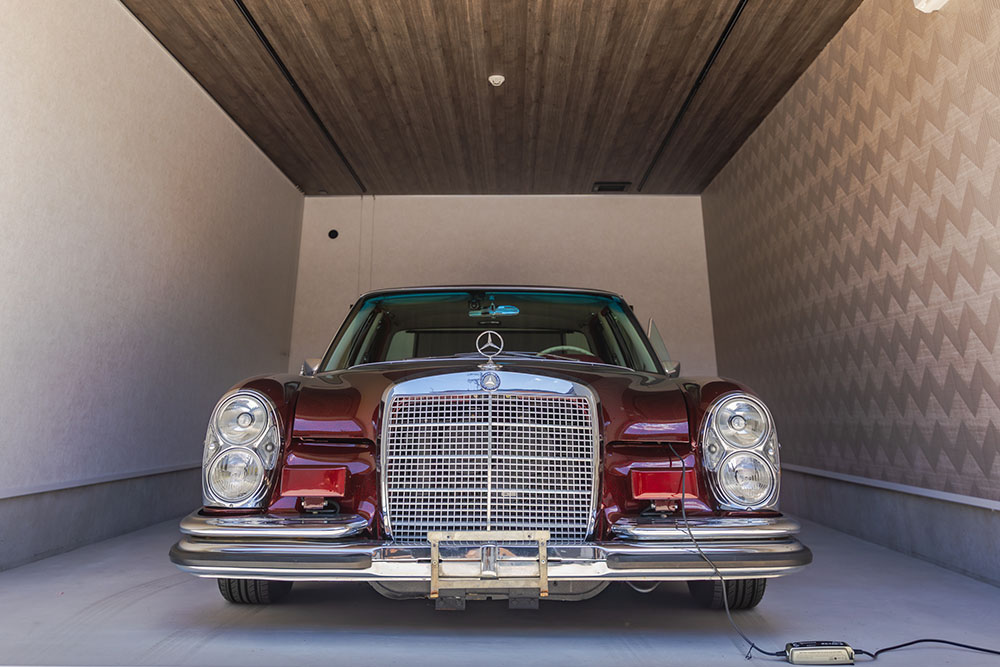 木目とクリームカラーの内装のガレージ