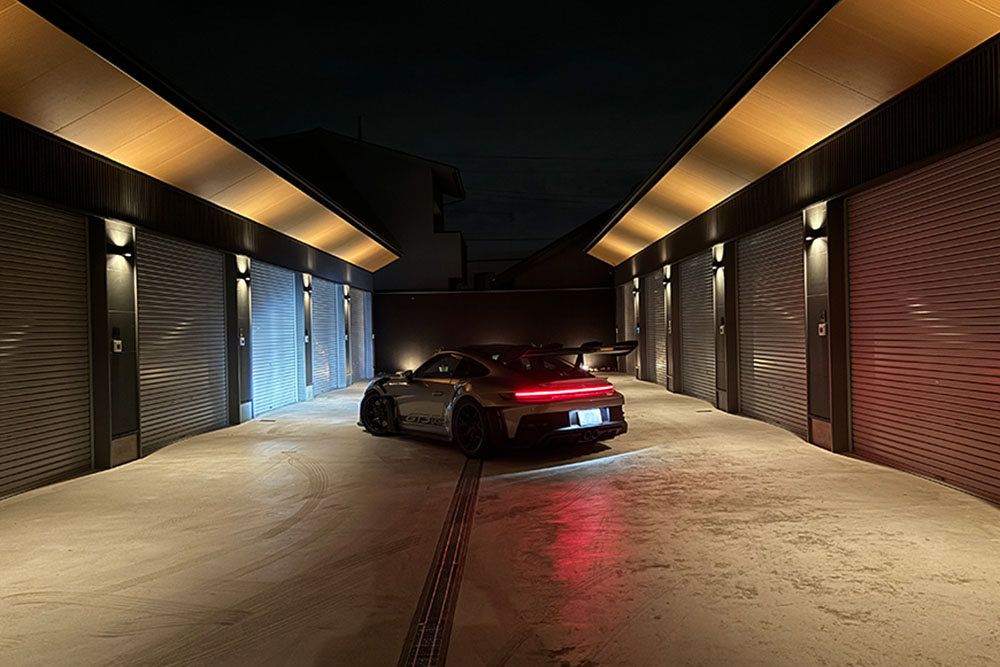 夜間は違った趣を見せる