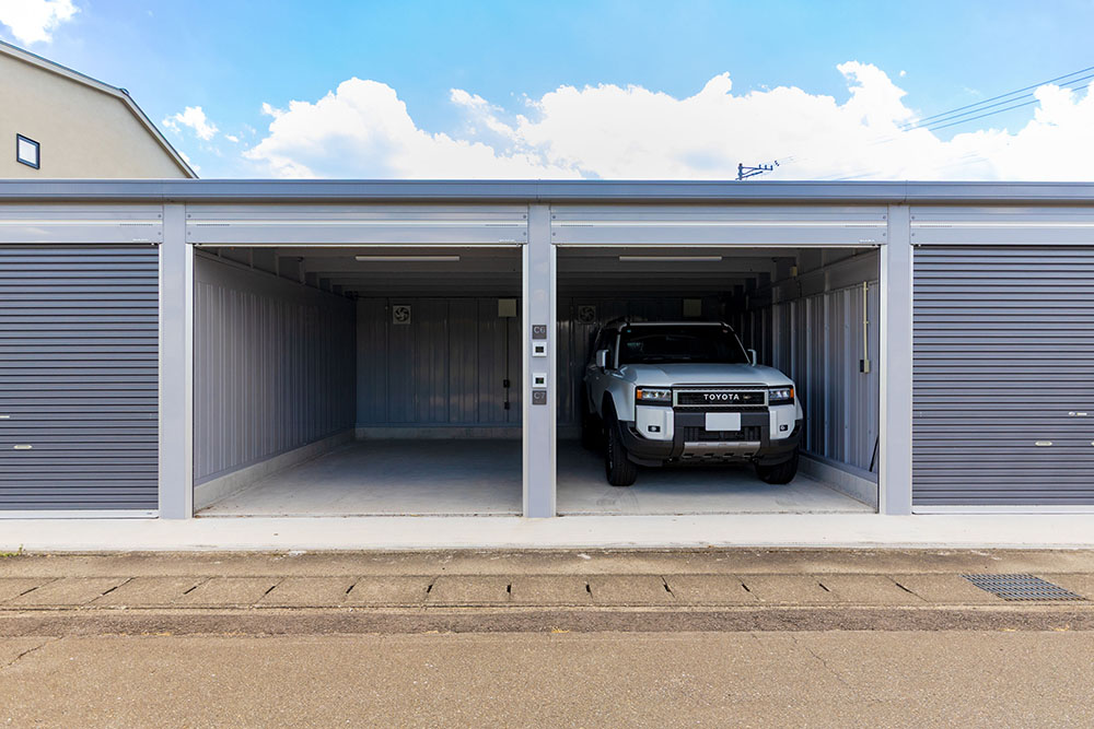 C棟ガレージに駐車したランドクルーザー