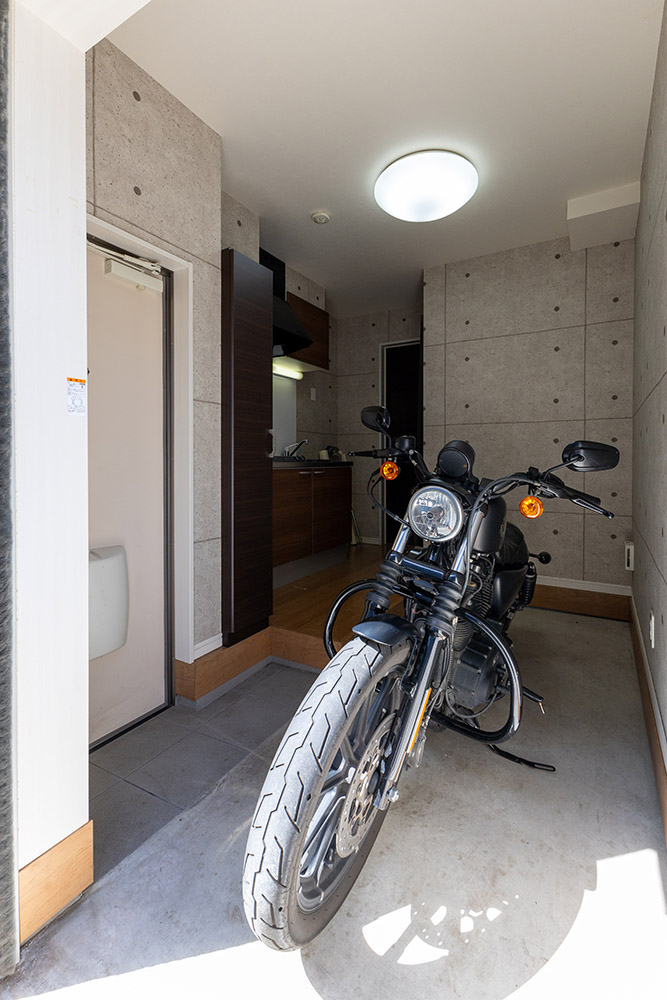ガレージに駐車したHarley-Davidson_Sportster IRON883