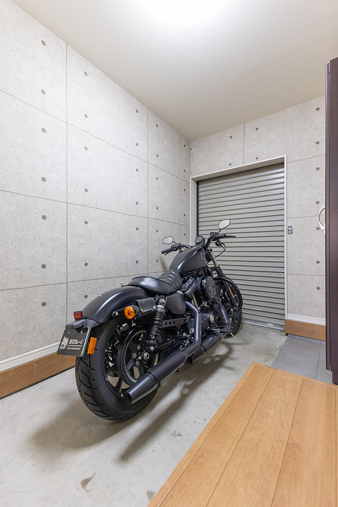 ガレージに駐車したHarley-Davidson_Sportster IRON883