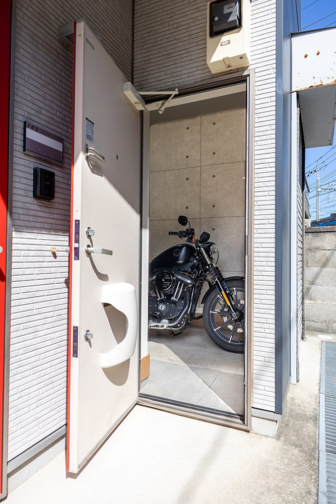 ガレージに駐車したHarley-Davidson_Sportster IRON883
