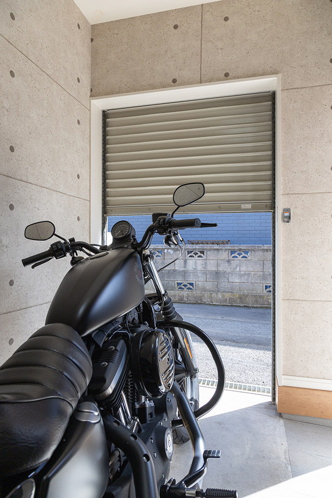 ガレージに駐車したHarley-Davidson_Sportster IRON883