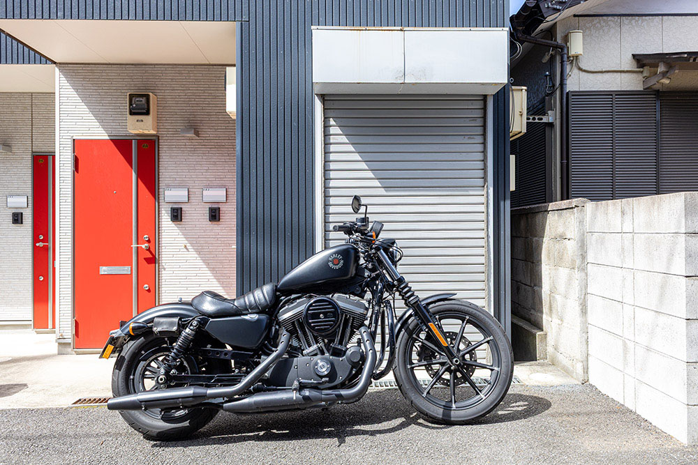 ガレージシャッター前に駐車したHarley-Davidson_Sportster IRON883