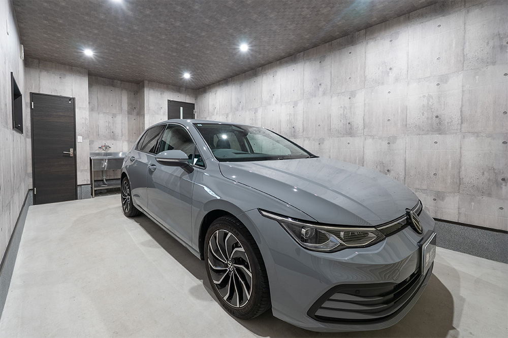 ガレージ内に駐車したVolkswagen_Golf