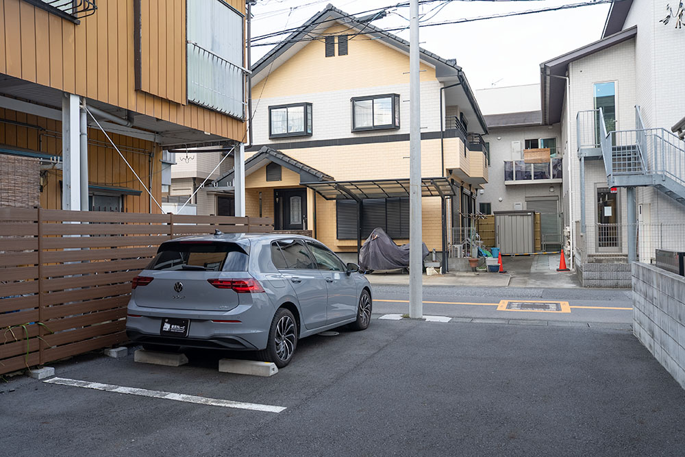 敷地内の屋外月極駐車場と前面道路
