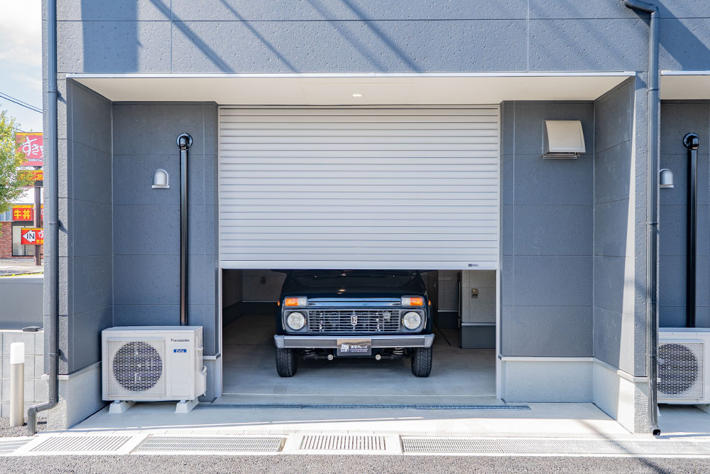 ガレージに駐車したラーダ_ニーヴァ