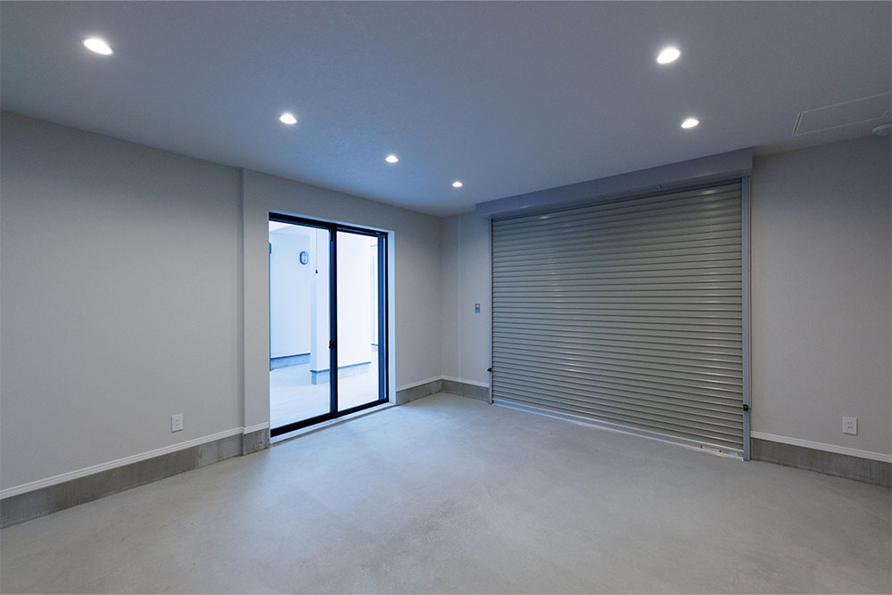 F号室のガレージ