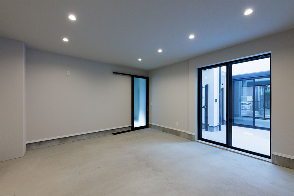 F号室のガレージ