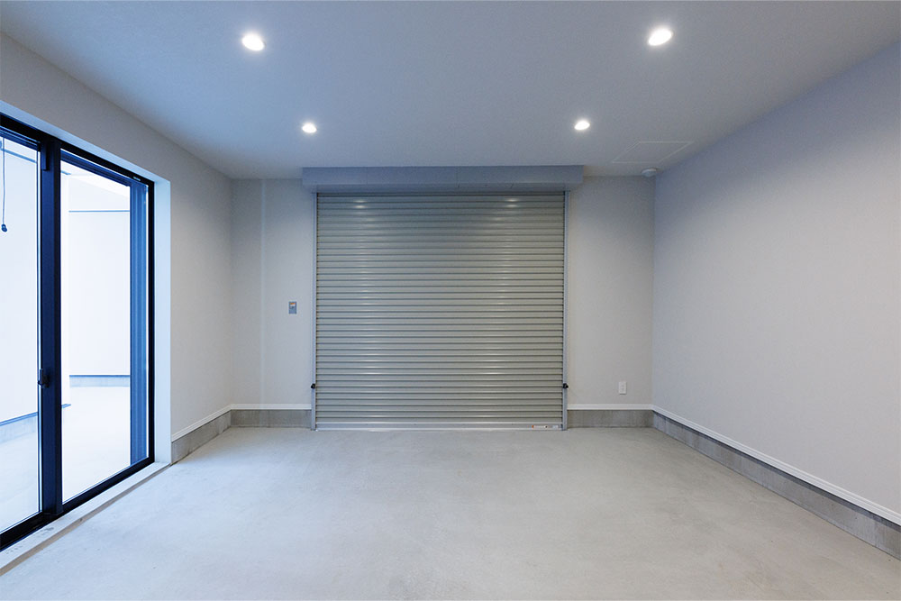 F号室のガレージ