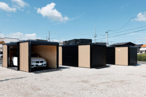 屋外P付帯、100V＆エアコン装備の貸しガレージ｜春田駅 徒歩12分