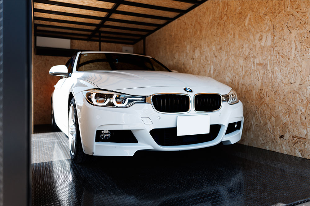 ガレージに駐車したBMW_3シリーズ