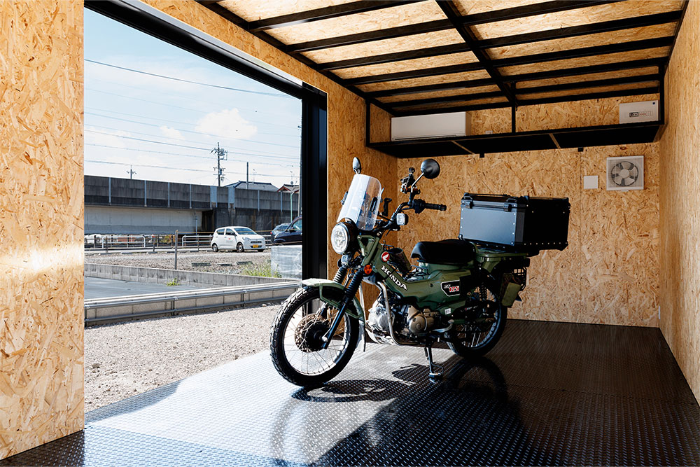 ガレージに駐車したハンターカブ