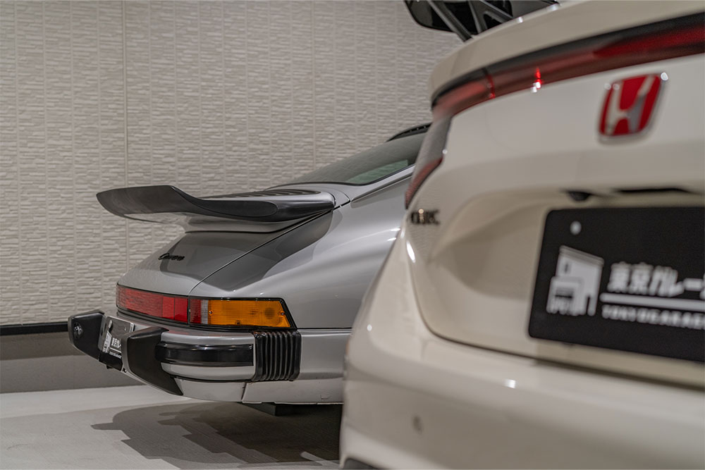 ガレージに駐車した911(Type930)&シビックタイプR
