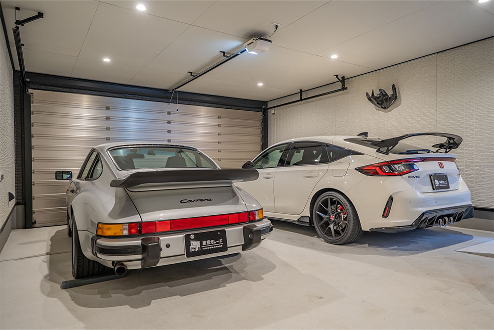 ガレージに駐車した911(Type930)&シビックタイプR