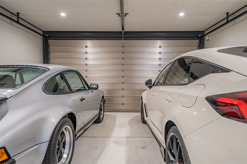 ガレージに駐車した911(Type930)&シビックタイプR