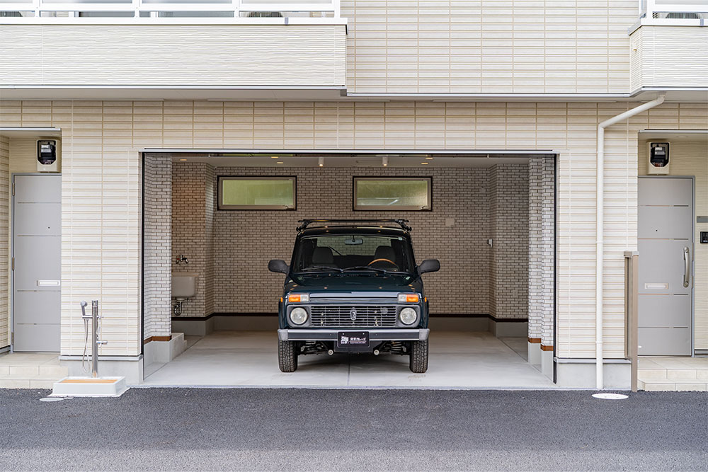 スーパーカーや車+バイクに対応するワイド開口