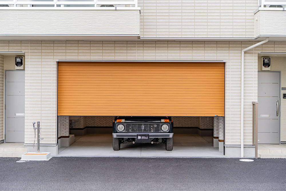 ガレージに駐車したラーダ_ニーヴァ