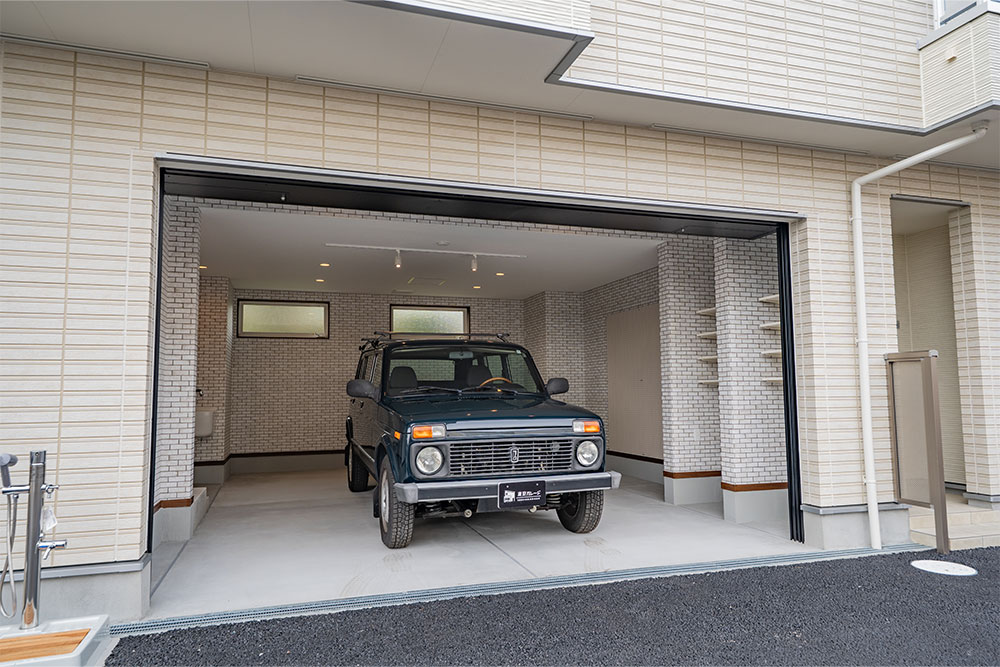 ガレージに駐車したラーダ_ニーヴァ