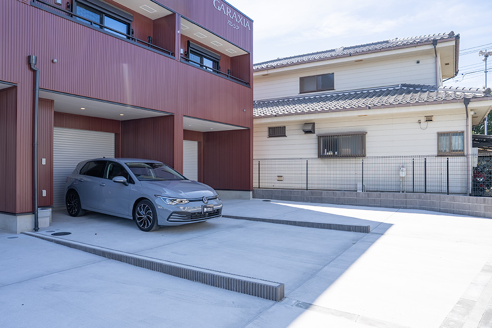 ガレージ前に駐車したVolkswagen_Golf