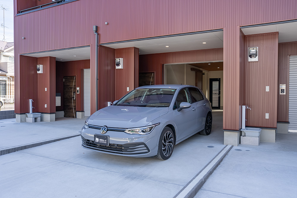 ガレージ前に駐車したVolkswagen_Golf