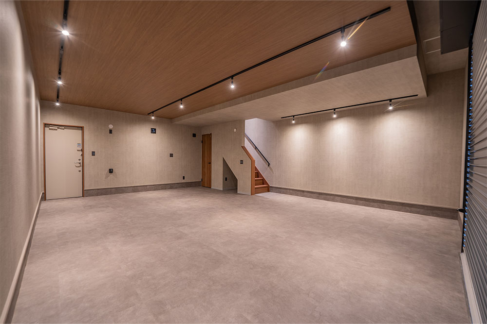 階段下にはガレージ専用トイレを用意