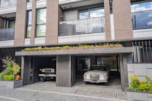 並列2台、重厚なタイルで仕上げたガラス張りガレージ|目黒駅 歩5分