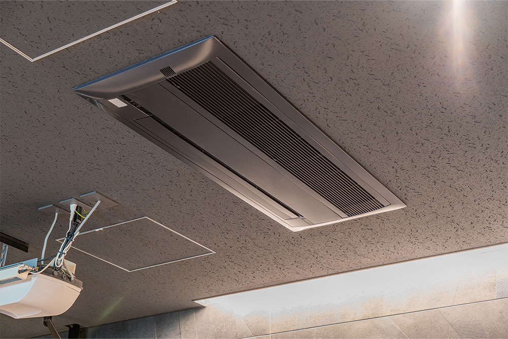 ガレージの埋め込みエアコン