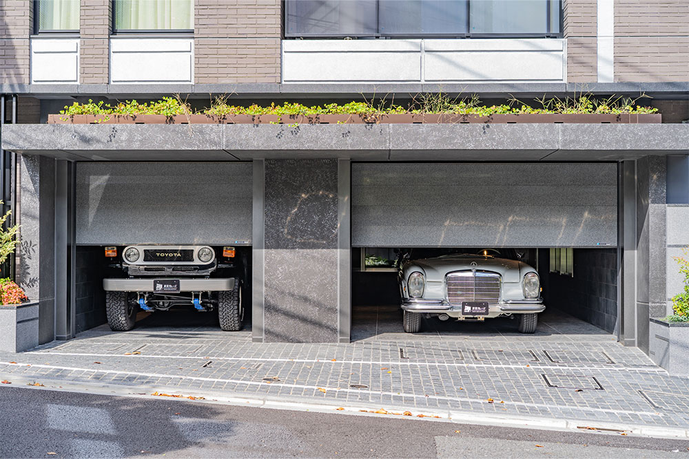ガレージに駐車した280SE 3.5Coupe&ランクル70 PX10