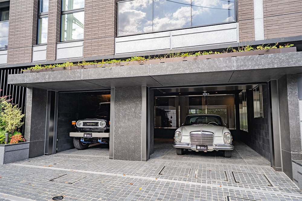 ガレージに駐車した280SE 3.5Coupe&ランクル70 PX10