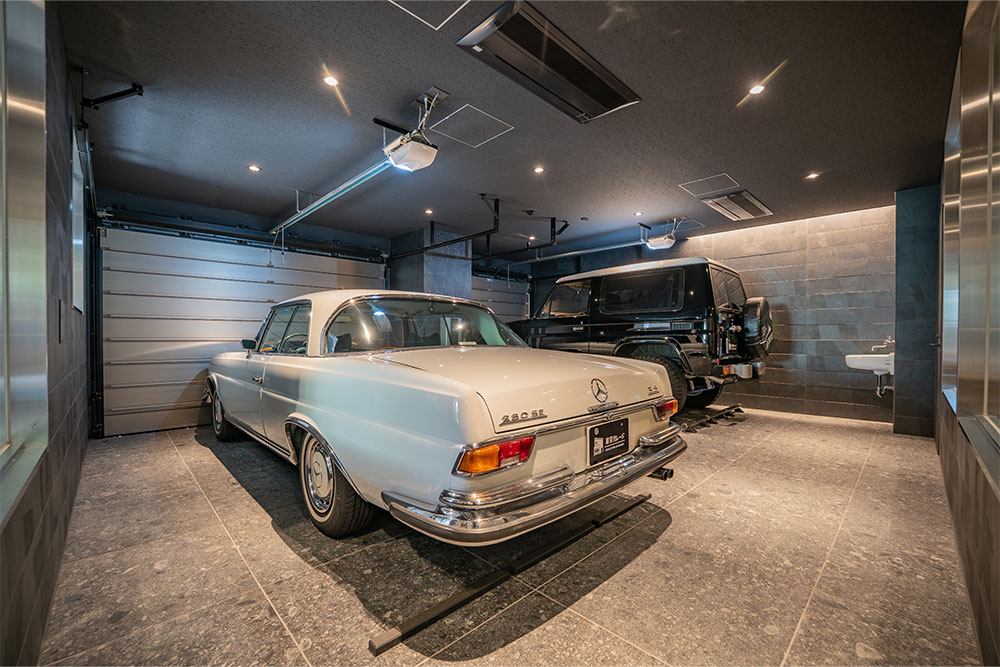 大判タイルと外壁材で仕上げた重厚感あるガレージ