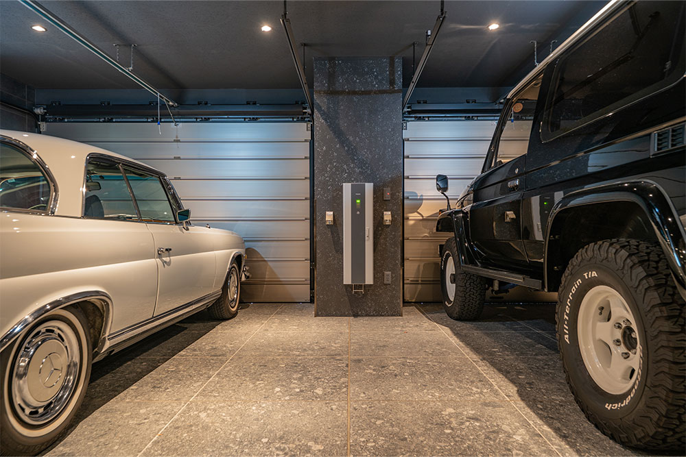 ガレージに駐車した280SE 3.5Coupe&ランクル70 PX10