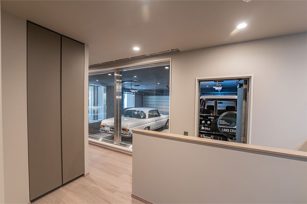 玄関から見たガレージ