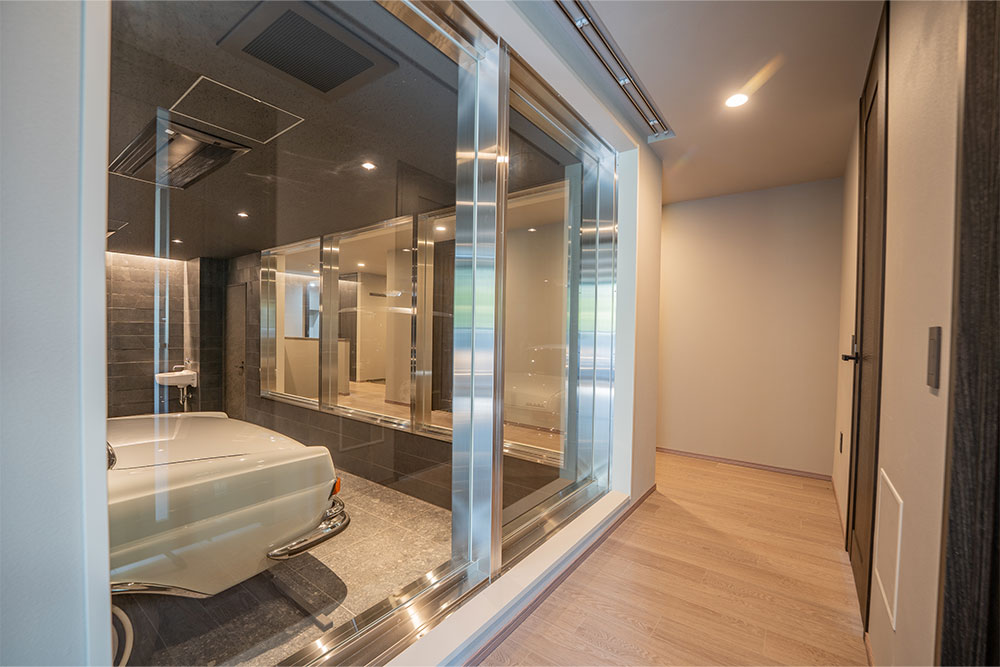 廊下や寝室からはガラス越しにガレージが見える