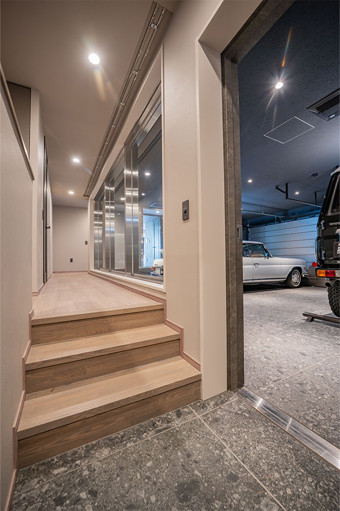 廊下から見たガレージ