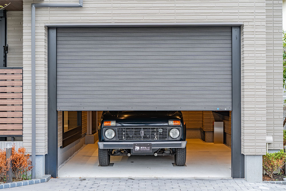 ガレージに駐車したラーダ_ニーヴァ