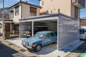 別荘マシンの保管にも◎、横幅7.0mのゆったり2台ガレージ｜横須賀市