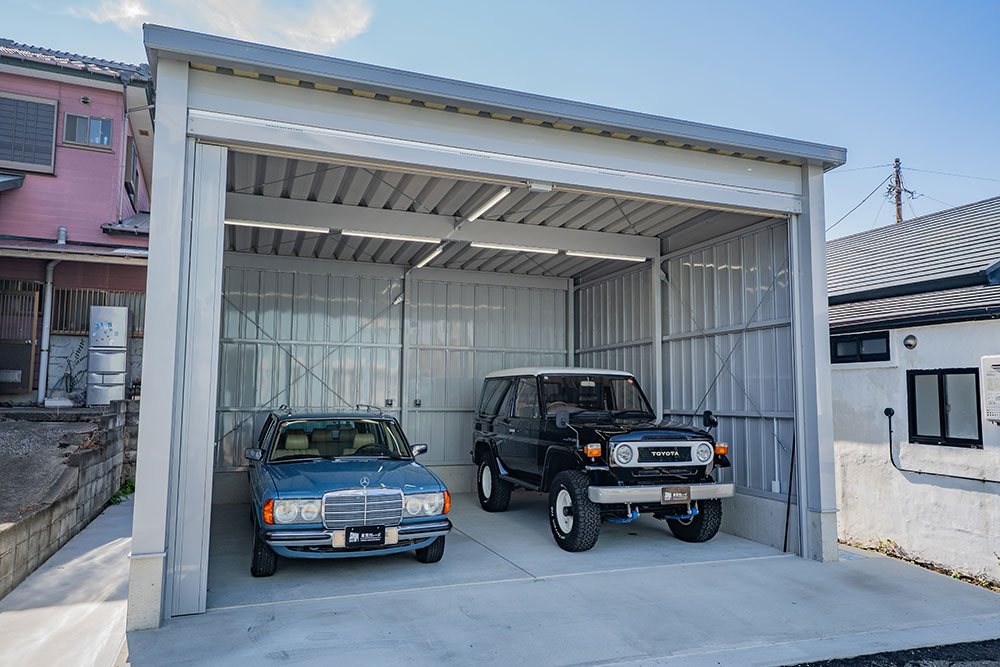 キャブコンにも対応する並列2台ガレージ