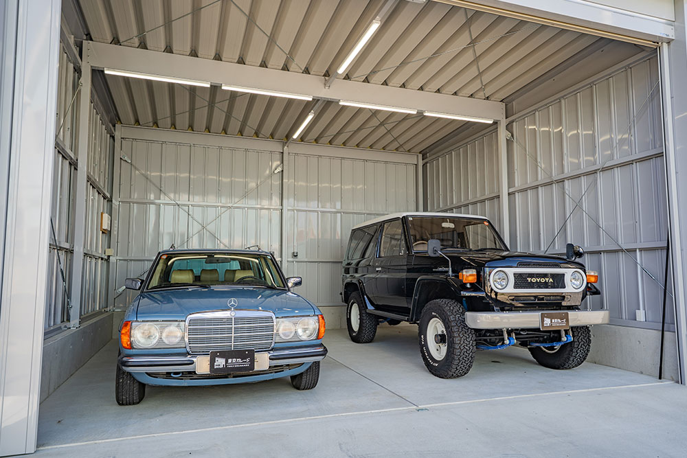 ガレージに駐車した230TE(S123)&ランクル70 PX10