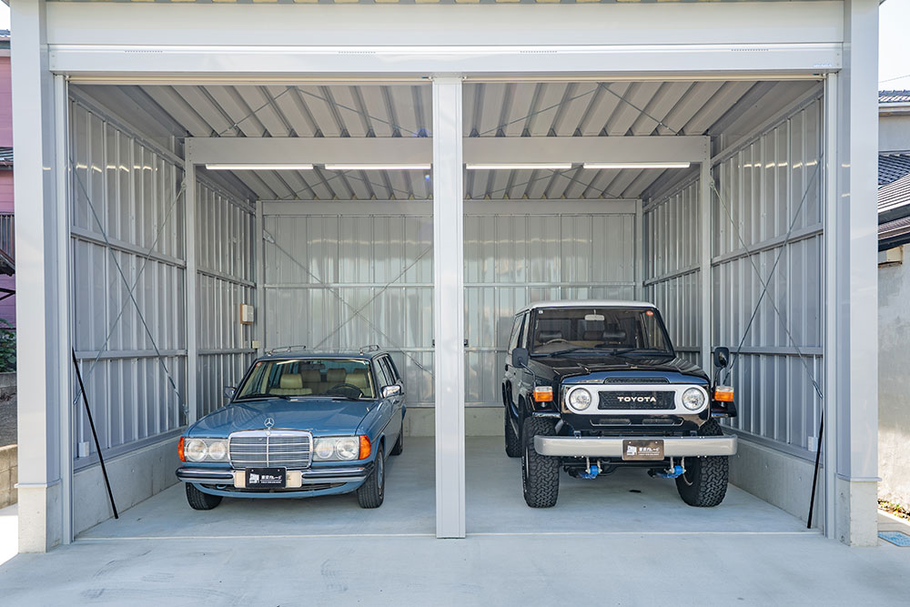 ガレージに駐車した230TE(S123)&ランクル70 PX10