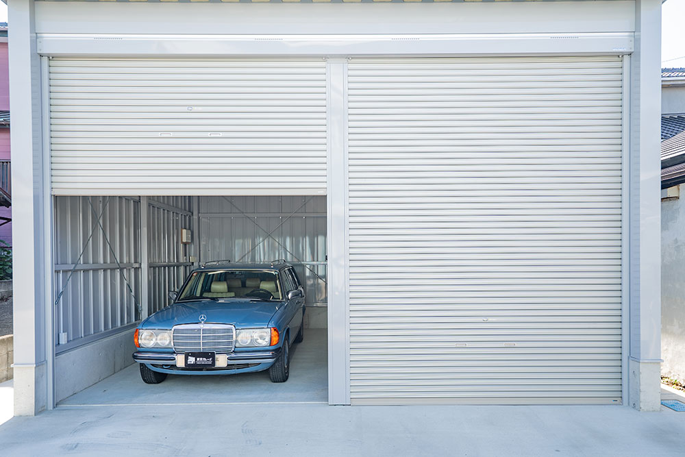 ガレージに駐車した230TE(S123)&ランクル70 PX10