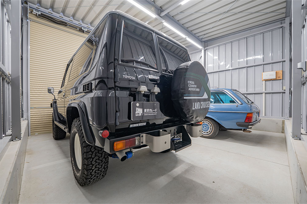 ガレージに駐車した230TE(S123)&ランクル70 PX10