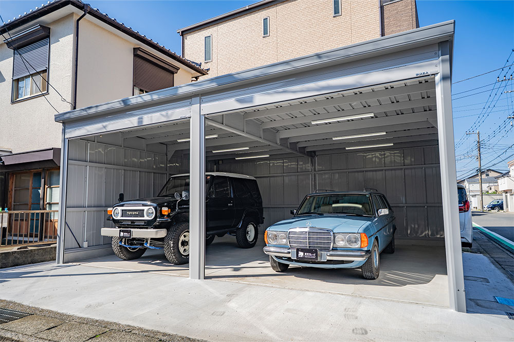 ガレージに駐車した230TE(S123)&ランクル70 PX10