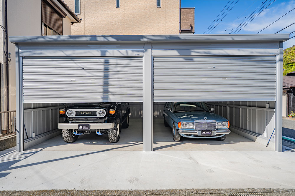 ガレージに駐車した230TE(S123)&ランクル70 PX10
