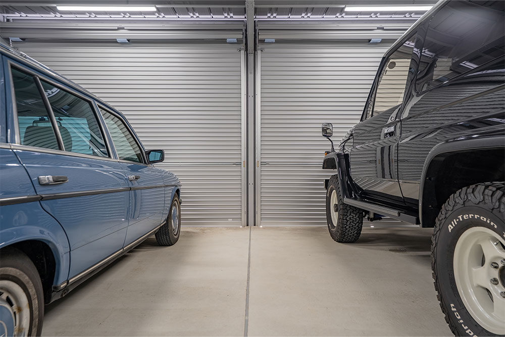ガレージに駐車した230TE(S123)&ランクル70 PX10