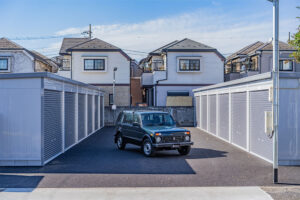 開口幅3.3m、スーパースポーツも安心なゆったり設計｜足立区